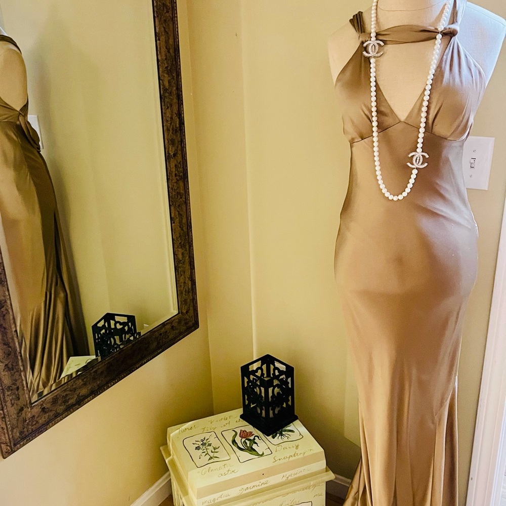 Lightly used J Mendel gown worn once, dry cleaned